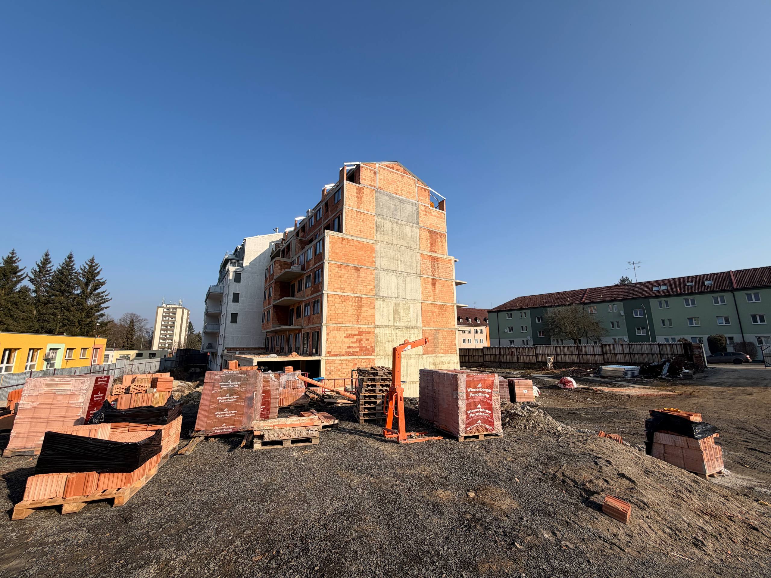 Průběh výstavby bytového komplexu VaryLife v Karlových Varech, Česká republika – Únor 2026